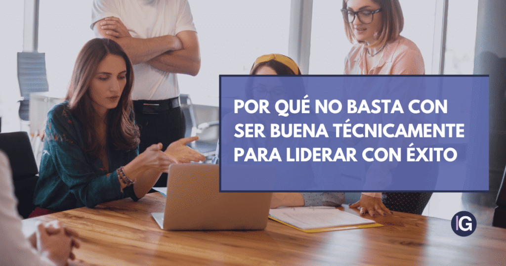 Mujer ejerciendo liderazgo comunicativo en una reunión con su equipo.